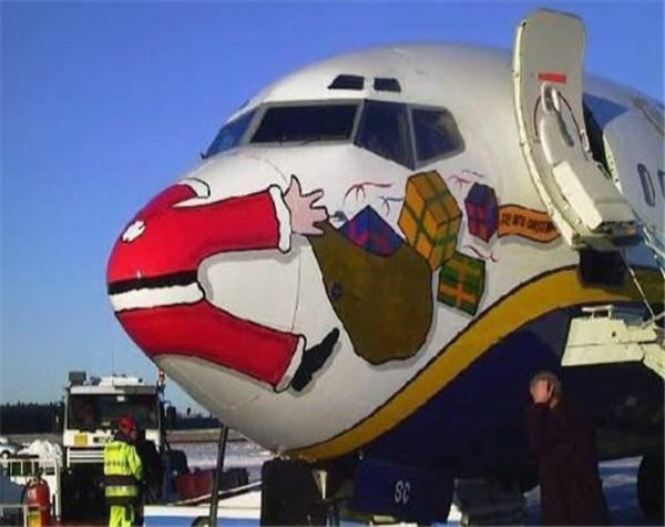 Chiếc máy bay này đã đâm phải ông già Noel khi đang phát quà ?